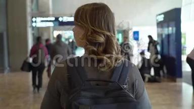 旅行者女在出发前要去机场。 在机场背包的女孩